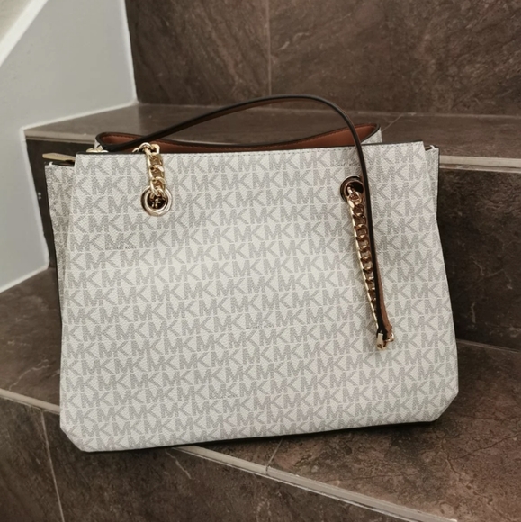 Authentic new mk purse - Picture 3 of 3